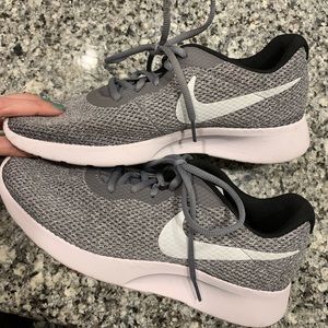 Men’s 9.5 Nike tanjun